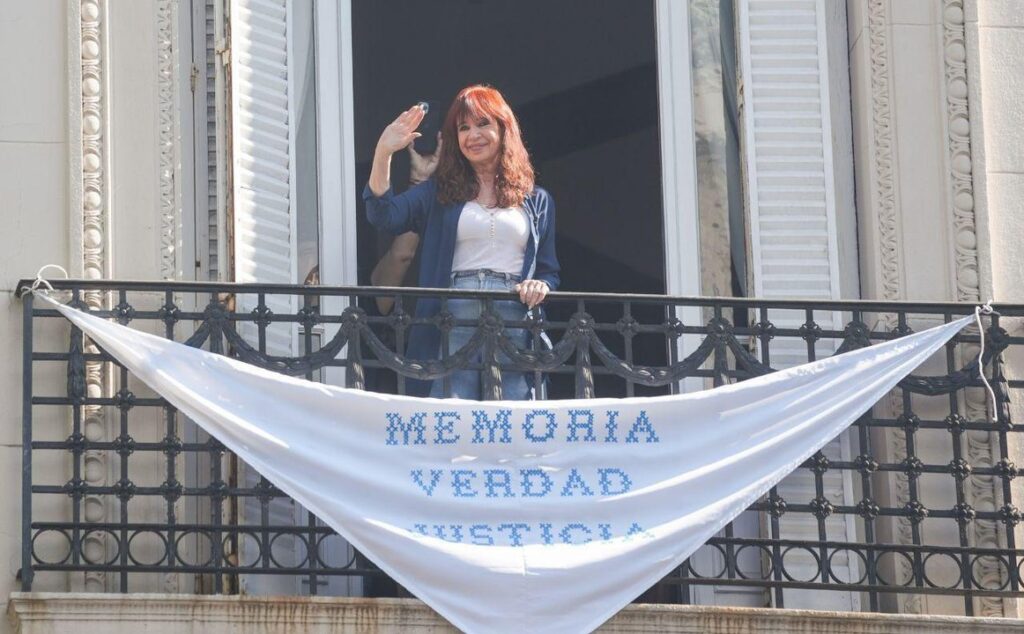 Cristina Kirchner colgó una bandera por Memoria, Verdad y Justicia