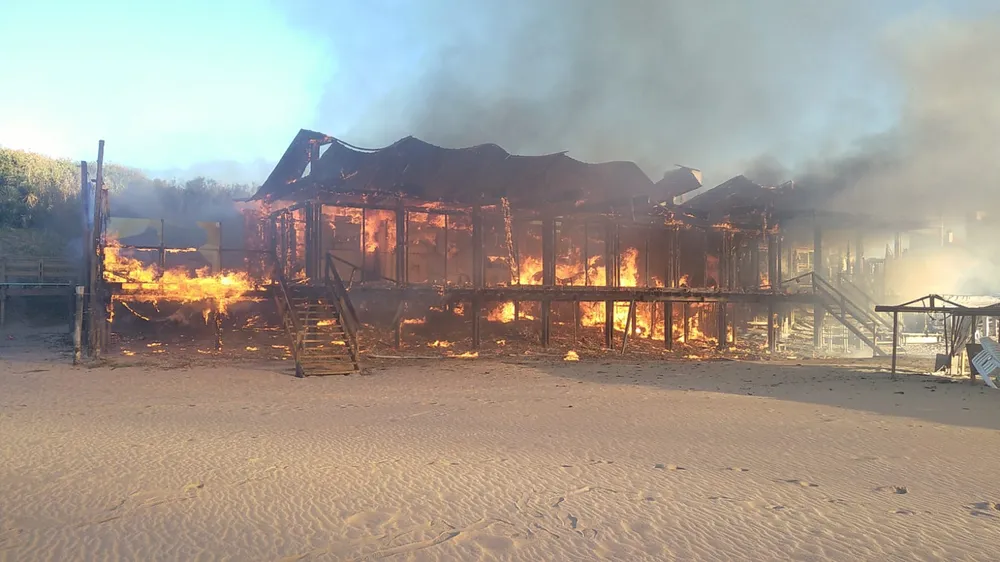 Villa Gesell: un incendio destruyó por completo un balneario de la zona norte