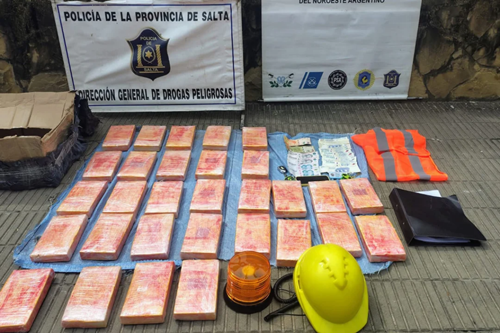 Salta: chocaron, les incautaron 32 kilos de cocaína, la recuperaron, volvieron a chocar y están detenidos