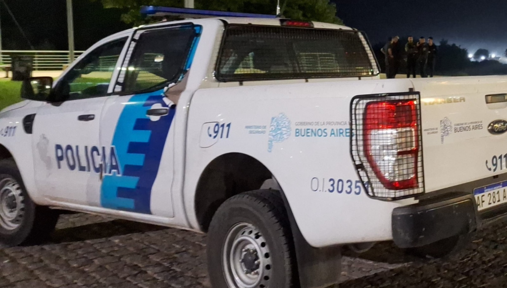 Salió de trabajar, la amenazaron con un arma, la empujaron y le robaron la moto en Av. Savio y San José