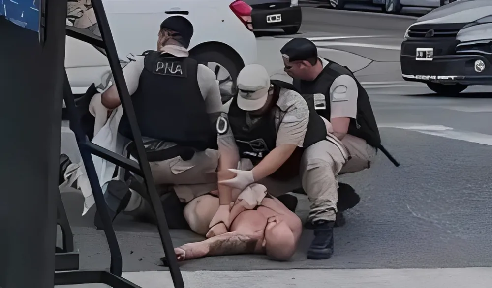 Mar del Plata: un turista rompió el frente de un edificio y caminó desnudo y ensangrentado por la calle