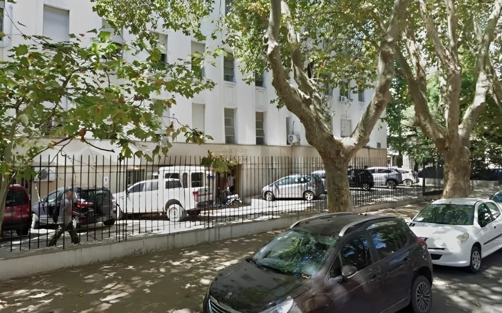 Un detenido se arrojó desde el cuarto piso en los Tribunales de La Plata y cayó sobre un auto