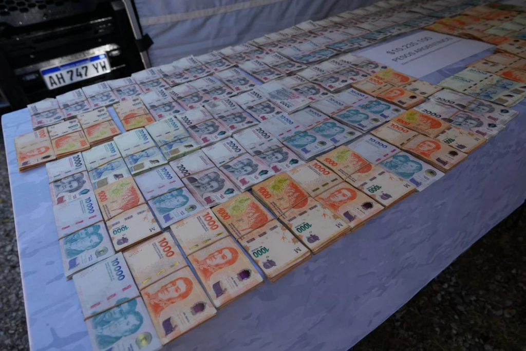 Rosario: encontraron fusiles de guerra y un arsenal enterrados que pertenecían a grupos mafiosos