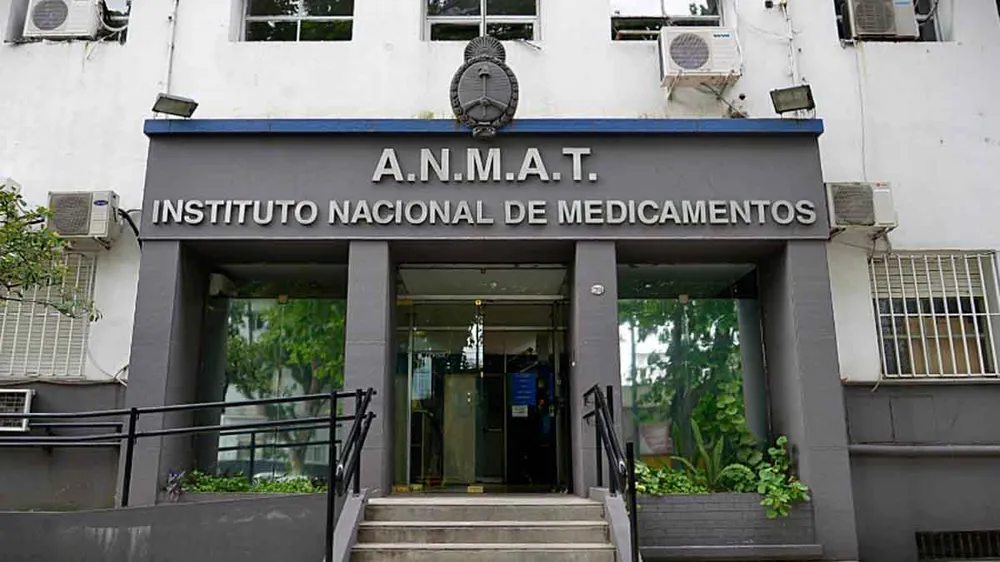 La Anmat prohibió dos modelos de lentes de contacto y una solución multipropósito por falta de autorización sanitaria