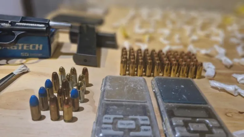 Allanamientos en CABA por narcomenudeo: 14 detenidos y secuestro de drogas, armas y dinero