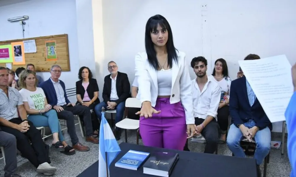 Dos jóvenes presentaron una demanda millonaria contra una consejera escolar y la Justicia en Bahía Blanca