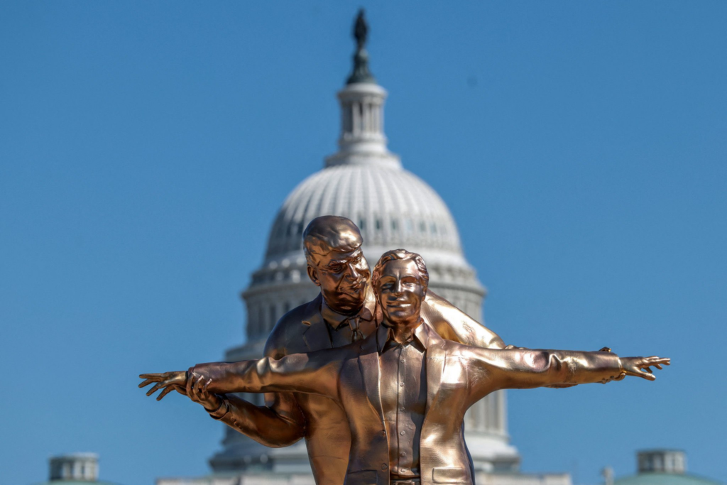 estatua Trump Epstein 