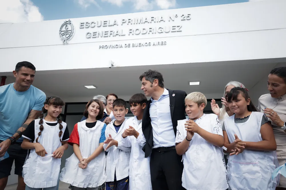 Kicillof inauguró una escuela en General Rodríguez y cuestionó el modelo del “sálvese quien pueda”