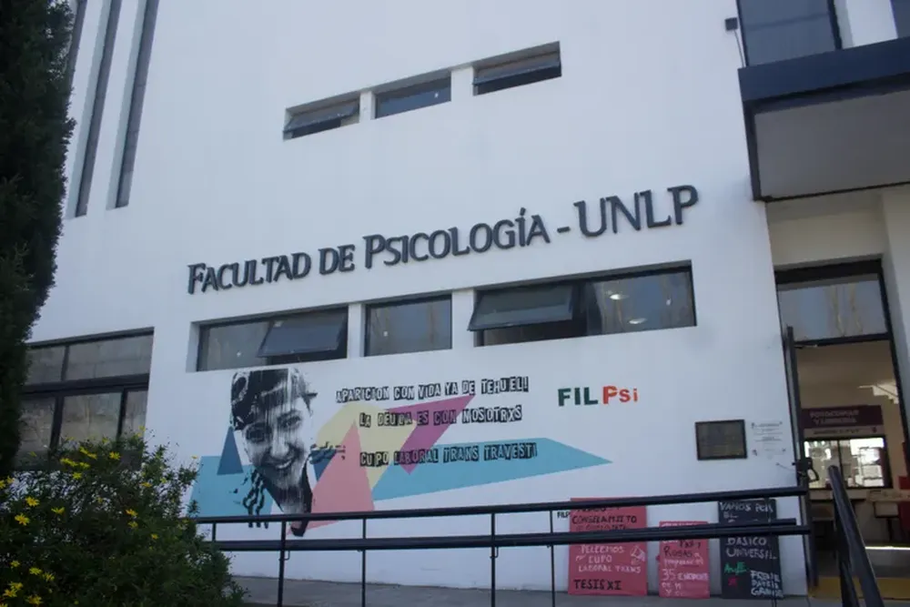 Amenaza de bomba en la UNLP: evacuaron las facultades de Humanidades y Psicología