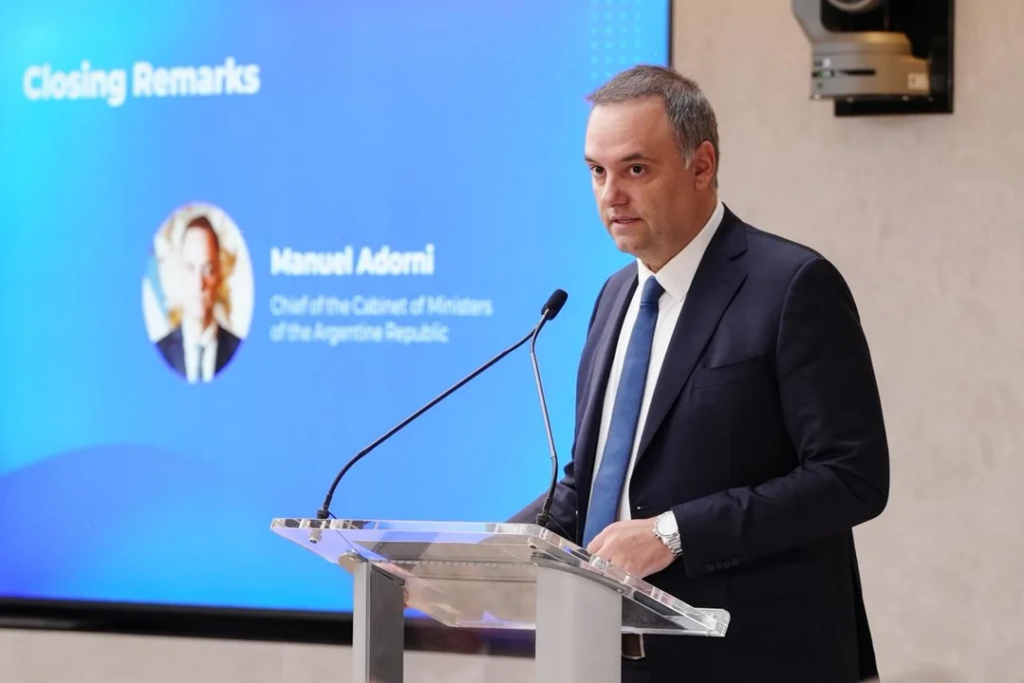 Manuel Adorni habló sobre la polémica del viaje con su pareja a Nueva York: “Somos humanos y cometemos errores”