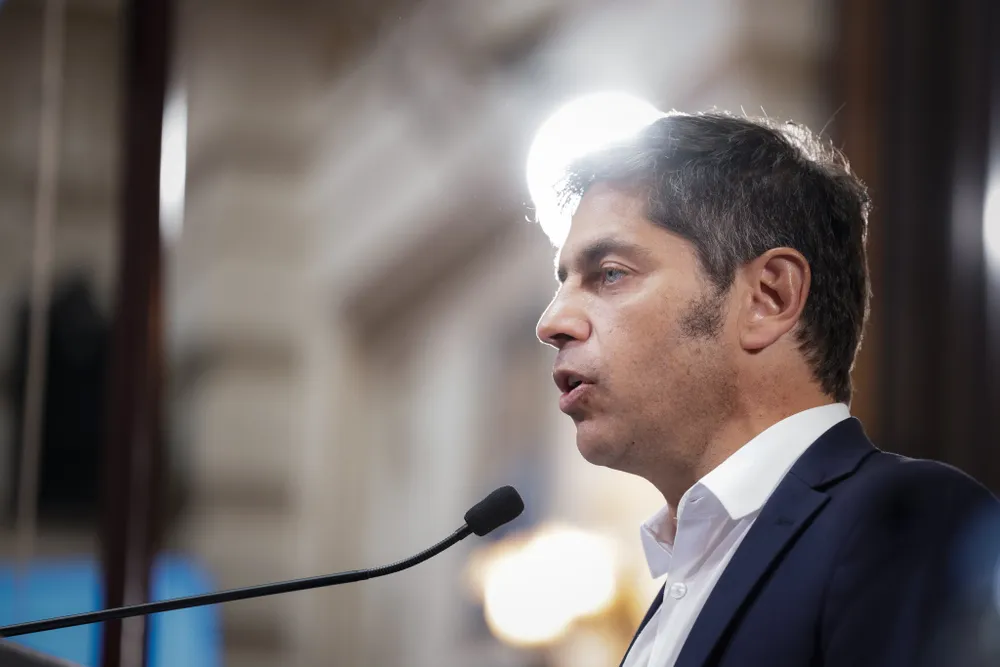 Axel Kicillof cuestionó a Manuel Adorni por sus viajes y calificó a Javier Milei como “muy mal economista”