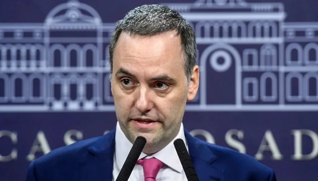 Manuel Adorni habló sobre la polémica por el viaje de su esposa a Nueva York