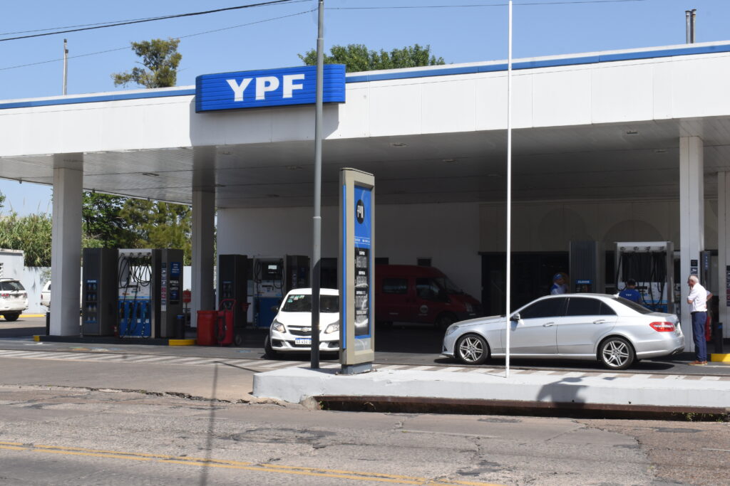 YPF congela el precio de la nafta por 45 días y no trasladará la suba del petróleo