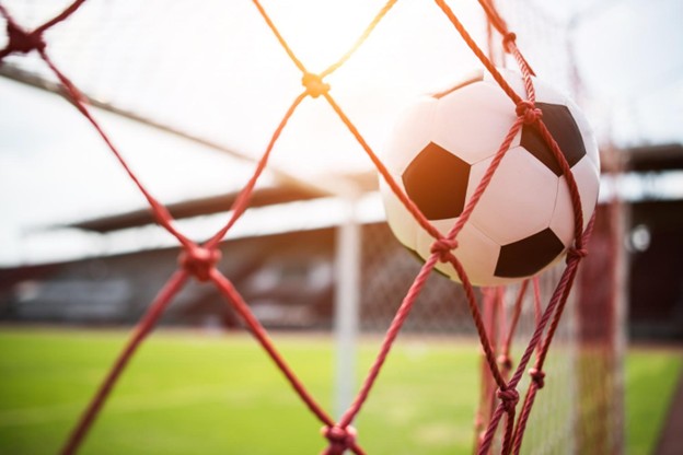 Alt text: Balón de fútbol en la red