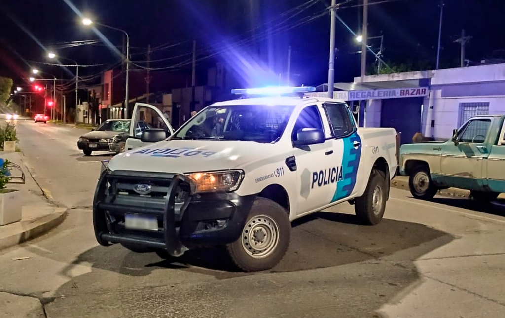 Estaba esperando a un amigo y dos motochorros lo asaltaron con un arma de fuego: le robaron un iPhone 13 Pro Max