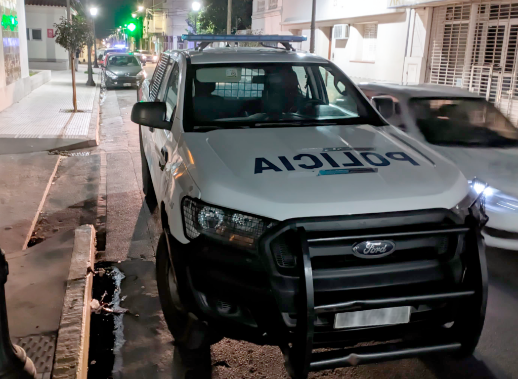 Dos delincuentes asaltaron y apuñalaron a un joven en barrio Moreno para robarle el celular