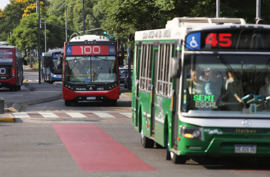 El boleto vuelve a subir y menos usuarios viajan en colectivo en el AMBA: -11% en marzo y -21% en abril