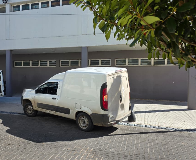 choque pleno centro camioneta bolardo