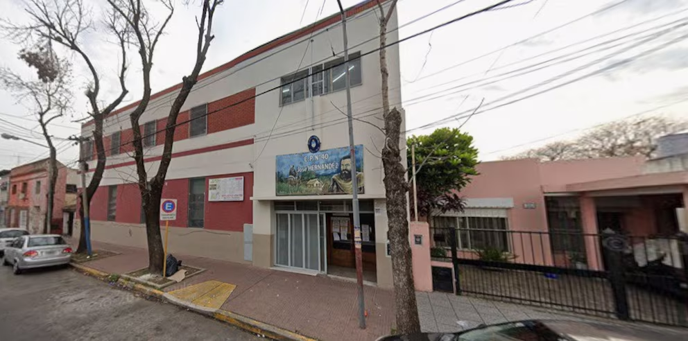 Un alumno llevó un arma cargada a una escuela de la localidad bonaerense San Martín y la ocultó en una mochila