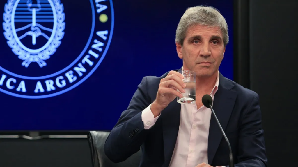Caputo, contra los economistas que piden devaluar: "Me dan ganas de cagarlos a patadas en el c..."