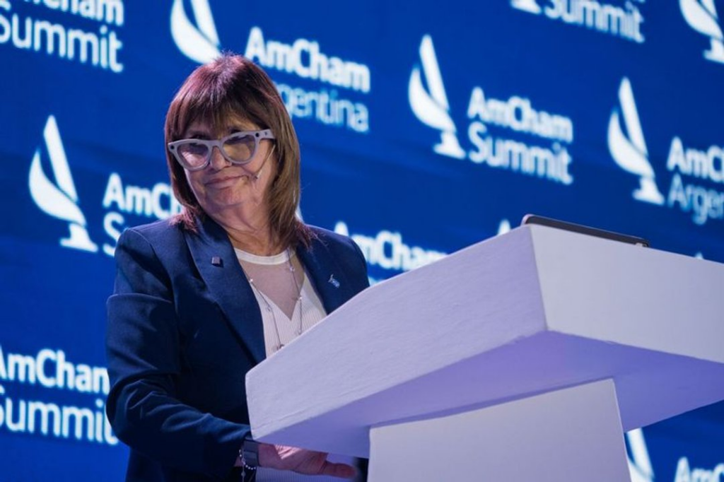 Bullrich instó a empresarios a invertir: “Saquen los dólares de los colchones”