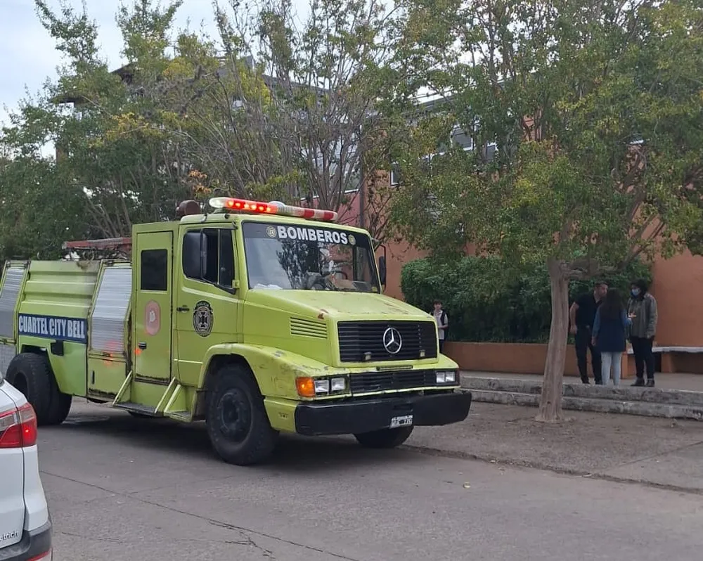Explosión en un colegio de City Bell: evacuaron a los alumnos y suspendieron las clases