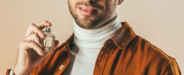 Un hombre se rocía perfume