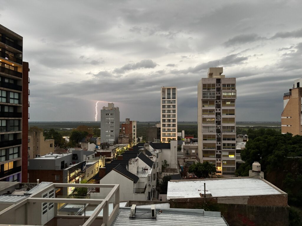 Alerta naranja por tormentas para este jueves: prevén lluvias intensas y ráfagas superiores a 90 km/h en la ciudad