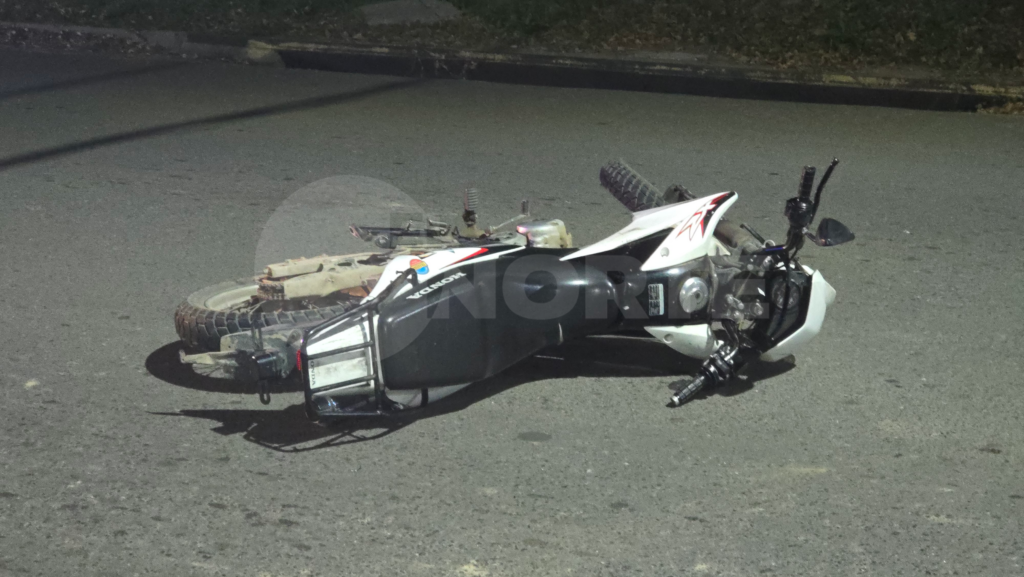 Una colisión entre una Honda XR 150 y un Ford Ka dejó a un motociclista herido en el brazo en Av. Falcón y Carlos Gardel
