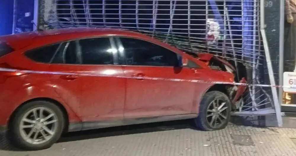 Bahía Blanca: un conductor alcoholizado chocó, rompió un semáforo y deberá pagar más de $1,6 millones
