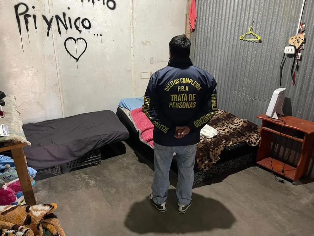 La Plata: allanan un predio en Los Hornos y encuentran a 150 personas explotadas y hacinadas