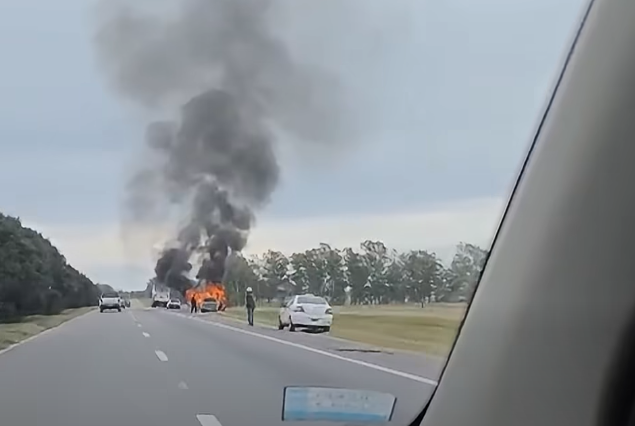 Se incendió una Chevrolet Spin en la autopista a la altura de Baradero