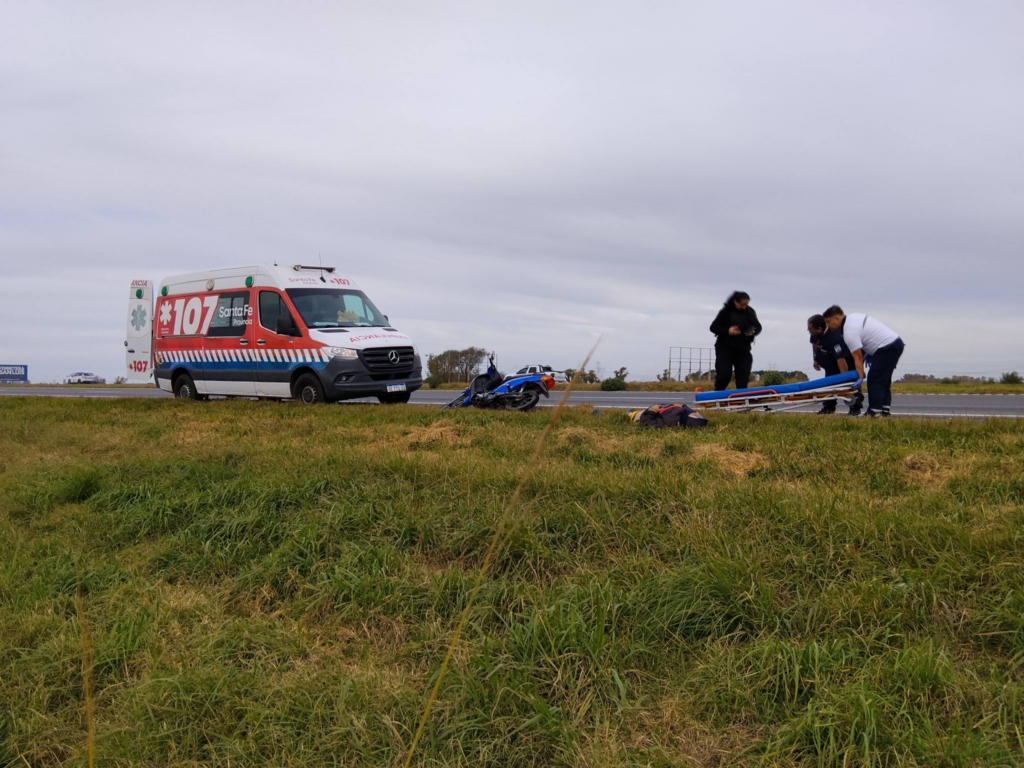 Dos rosarinos resultaron heridos tras derrapar con una moto en la autopista a la altura de Empalme