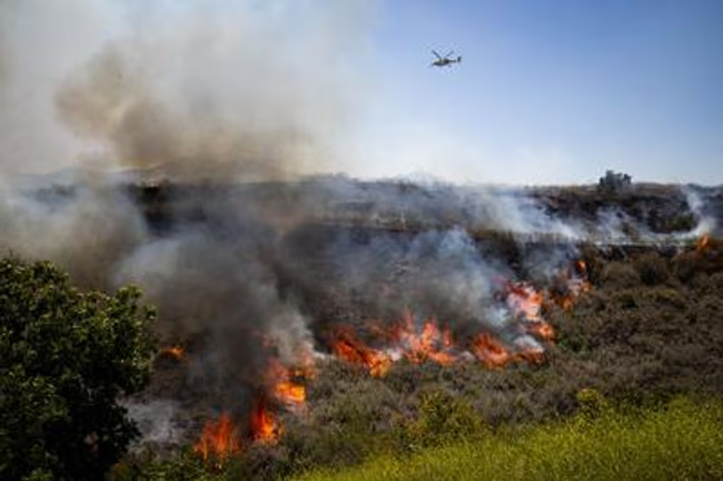 Un incendio forestal en el sur de California obliga a evacuar a más de 17.000 residentes