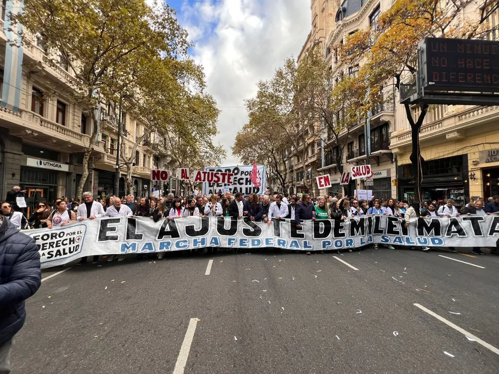 Marcha contra el ajuste en salud reunió a miles en Plaza de Mayo y tuvo réplicas en todo el país