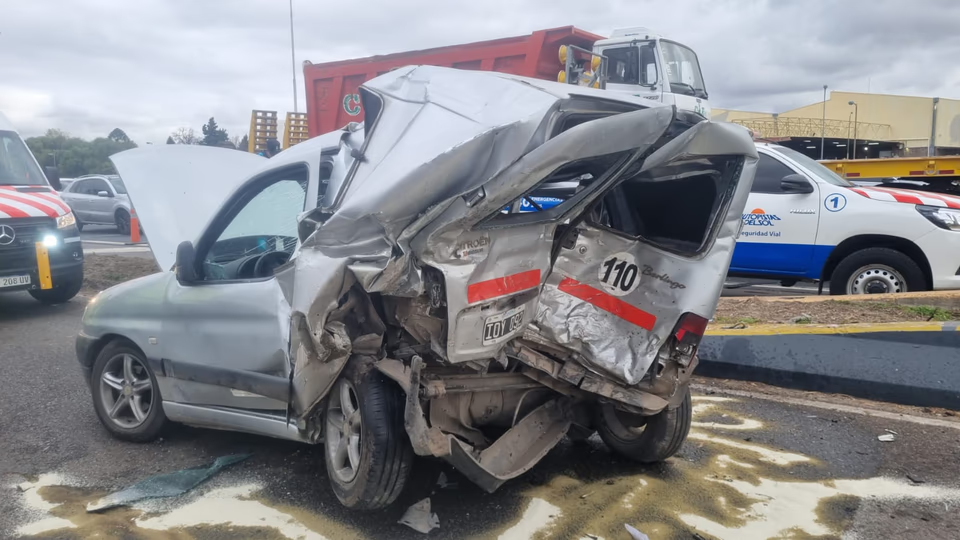 Triple choque fatal entre un camión y dos utilitarios en la Panamericana: murió un hombre de 61 años