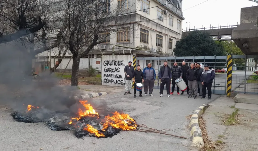 La Plata: empleados despedidos de una empresa textil protestaron en la puerta de la fábrica