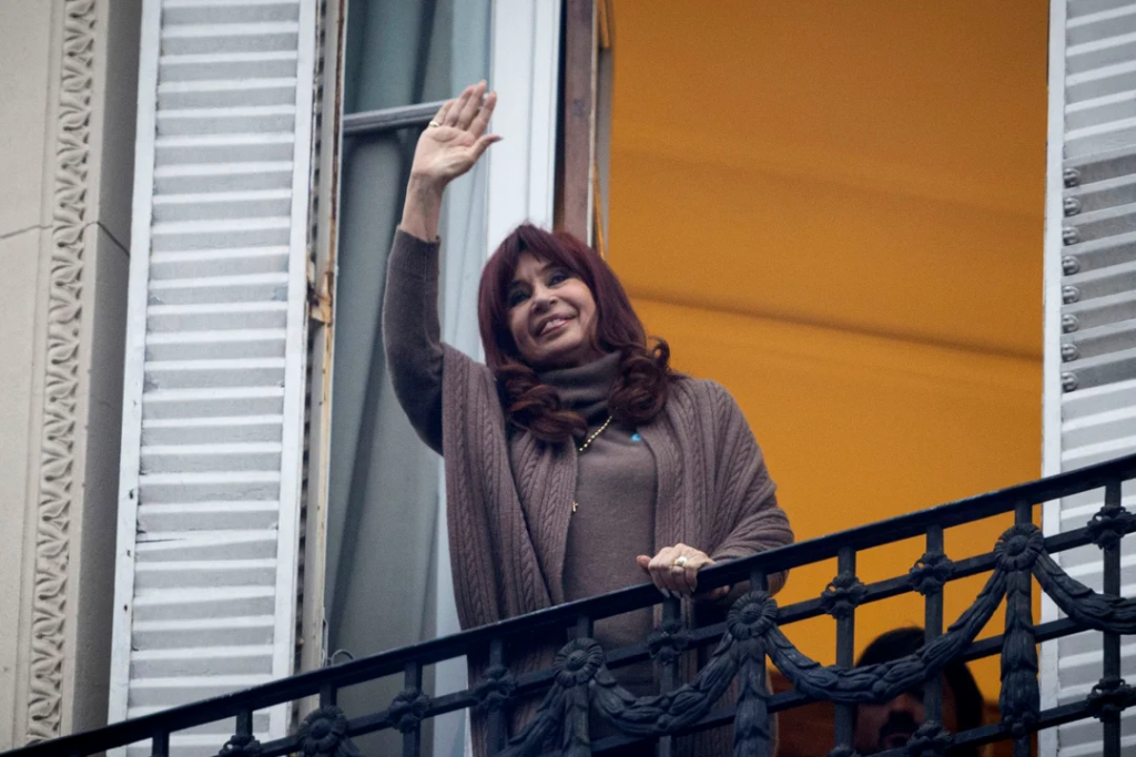 Cristina Kirchner salió al balcón a saludar a la militancia K que la fue a acompañar a un año de su detención