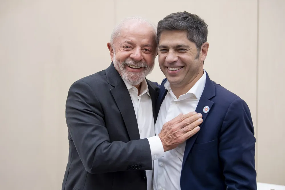 Una entidad pública cubrió viáticos y estadía del viaje de Kicillof a España