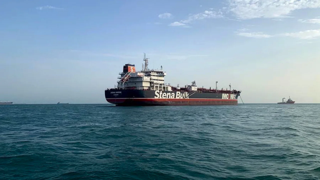 Irán promete una “respuesta firme” si los barcos se desvían del corredor declarado en el estrecho de Ormuz