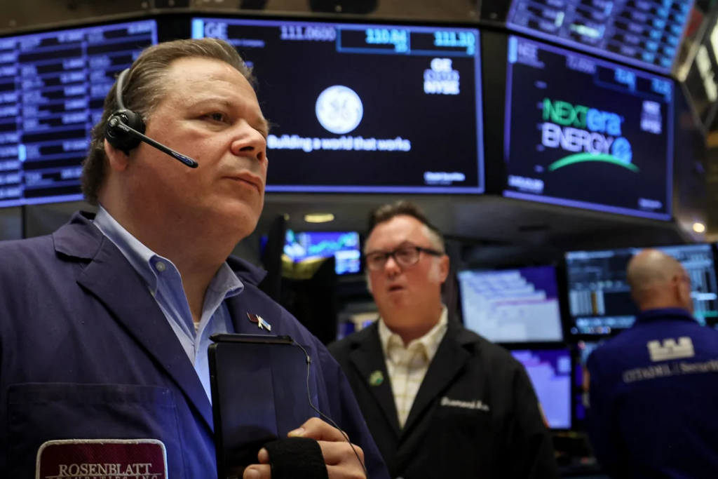 El riesgo país se aproxima al umbral de los 540 puntos mientras caen las acciones en Wall Street