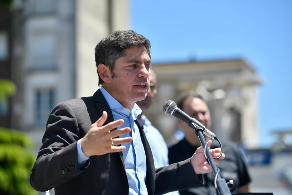 Kicillof entregó 299 escrituras gratuitas a familias de Dolores