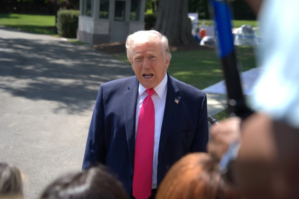 Trump dijo que tuvo una “conversación estupenda” con Von der Leyen sobre Irán