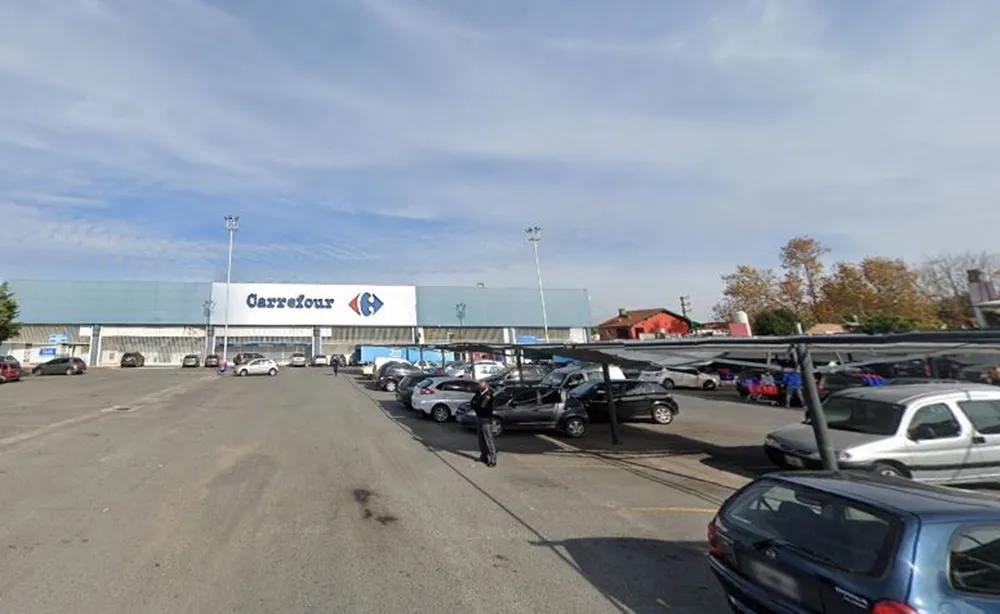 Encontraron un cadáver dentro de un auto en el estacionamiento de un supermercado de Lomas de Zamora