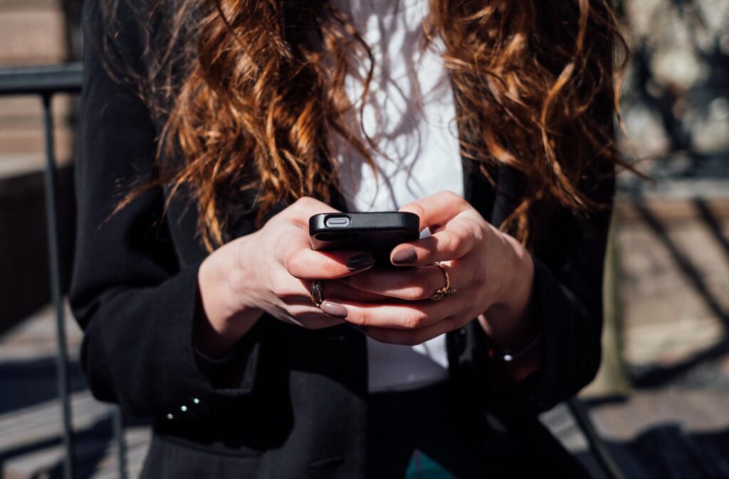 Primer plano de una mujer usando el móvil