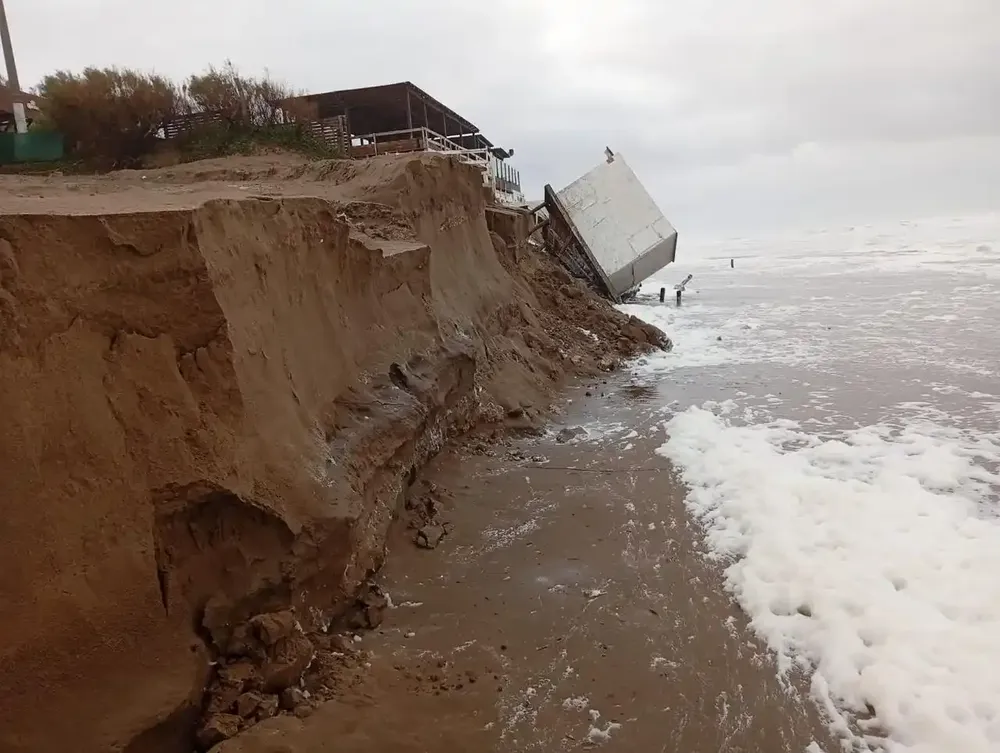Necochea cerró accesos a balnearios por riesgo de derrumbe en acantilados