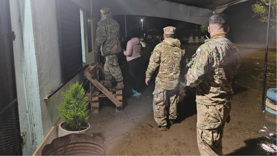 Ciclón extratropical: la Armada Argentina evacuó a 12 personas en Villa del Mar