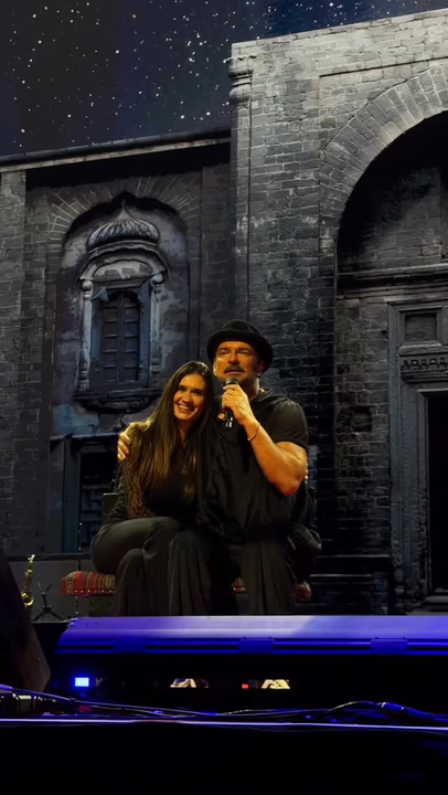 Ricardo Arjona subió a Momi Giardina al escenario durante “Señora de las cuatro décadas”