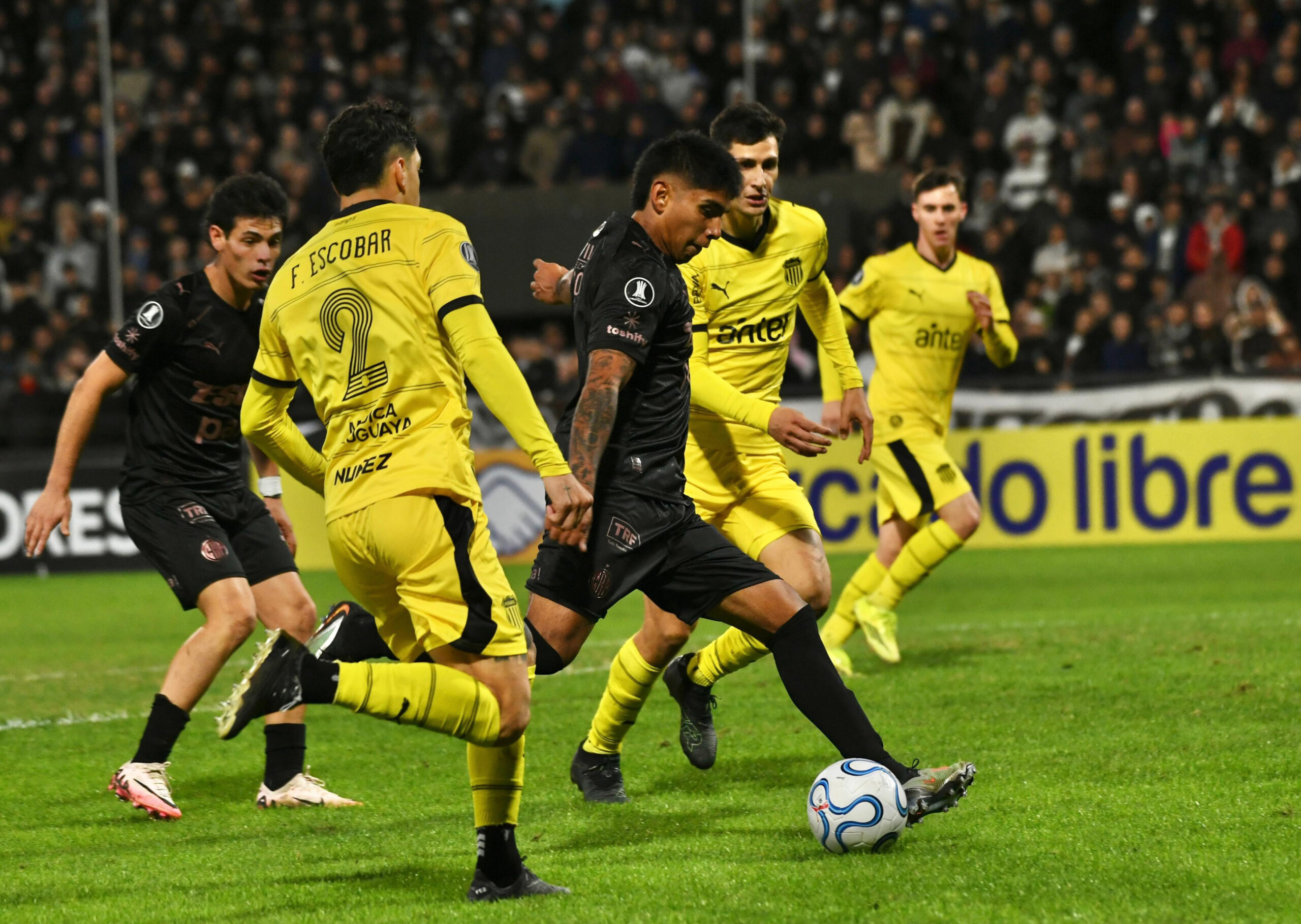 Platense empató con Peñarol y puso un pie en los octavos de final de la ...