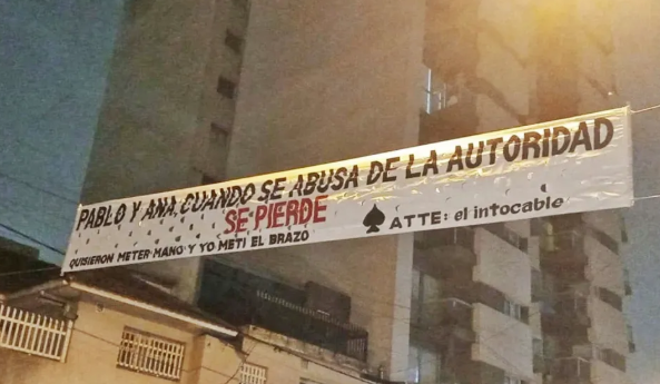 Mar del Plata: un alumno colgó un pasacalles en la puerta del colegio para amenazar a los docentes